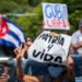 Cubanoamericanos asisten a una manifestación para apoyar las protestas populares en Cuba, frente al restaurante cubano Versailles en Miami, Florida, Estados Unidos, 11 de julio de 2021. EFE/EPA/CRISTOBAL HERRERA-ULASHKEVICH