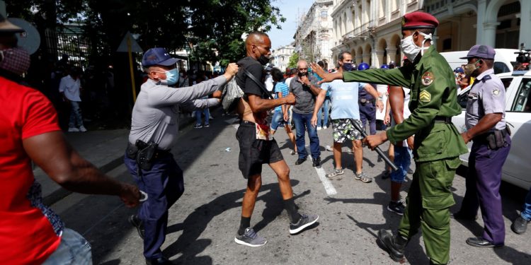 Policías arrestan a un hombre cuando personas se manifiestan el 11 de julio en una calle en La Habana (Cuba). EFE/Ernesto Mastrascusa