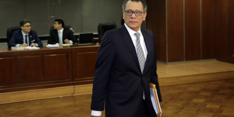 ARCHIVO - El ex vicepresidente de Ecuador, Jorge Glas, ingresa a la sala del tribunal para su audiencia en la Corte Suprema para apelar su sentencia de seis años de prisión por asociación ilícita en relación con el escándalo de Oderbrecht en Quito, Ecuador, el 23 de mayo de 2018. (AP Foto/Dolores Ochoa, Archivo)