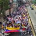 Empleados públicos marchan por la Carretera Panamericana por salarios justos. Vía Daniel Murolo