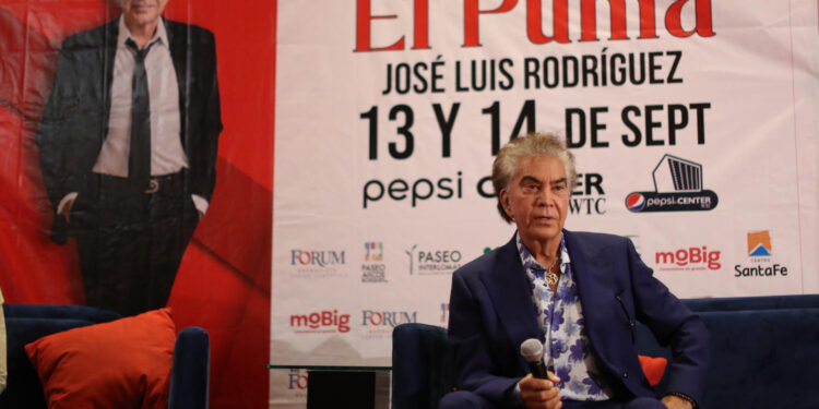 El cantante venezolano José Luis Rodríguez "El Puma" habla hoy durante una rueda de prensa en Ciudad de México (México).  EFE/Sáshenka Gutiérrez