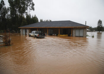 Constitucion, 19 de agosto 2023 
Crecida de Canales Causa inundaciones de casas en la Localidad de Putu,Maule que tambien enfrentan un sistema frontal calido.
19/08 /2023
Jose Robles/Aton