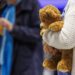 Frankfurt (Germany), 12/10/2023.- A person holds a teddy bear as passengers, who were travelling on a special Lufthansa flight from Tel Aviv, arrive at the Frankfurt Airport in Frankfurt am Main, Germany, 12 October 2023. At the request of the German Foreign Office, Lufthansa started special flights bringing German citizens from Israel, after the Israeli-Palestinian conflict escalated. Thousands of Israelis and Palestinians have died since the militant group Hamas launched an unprecedented attack on Israel from the Gaza Strip on 07 October 2023, leading to Israeli retaliation strikes on the Palestinian enclave. (Alemania) EFE/EPA/CHRISTOPHER NEUNDORF