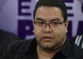 Francisco Castro (c), miembro del Comité Organizador de las primarias opositoras, habla hoy durante una rueda de prensa en la sede de la Comisión Nacional de Primaria, en Caracas (Venezuela). EFE/Miguel Gutiérrez