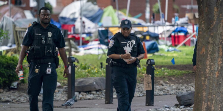 Washington (United States), 08/05/2024.- Police work at the scene following the removal of pro-Palestinian protesters and the closure of the encampment in the University Yard at George Washington University (GWU) in Washington, DC, USA, 08 May 2024. Police cleared the encampment using pepper spray and arresting those that resisted as they shut down the pro-Palestinian encampment. (Protestas) EFE/EPA/SHAWN THEW