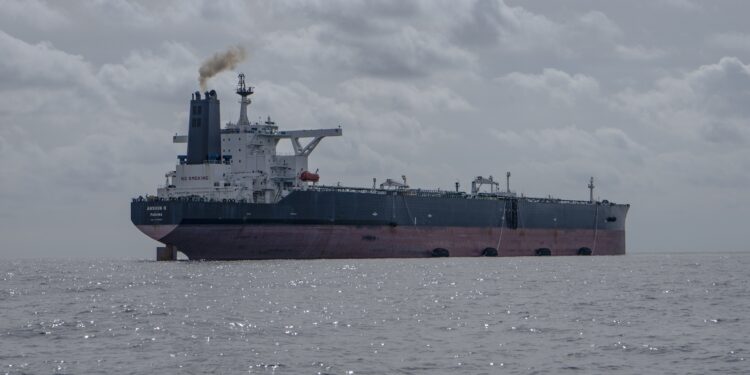 27/03/2023 El buque ANSHUN II con las defensas "Yokohama" preparadas y las tuberías conectadas para recibir otro petrolero y trasvasar crudo ruso, a 20 millas de Ceuta, a 5 de marzo de 2023, en Ceuta (España). Los buques CRIUS, ANSHUN II y Nobel, petroleros fletados por empresas rusas, han permanecido detenidos en alta mar frente a las costas marroquíes, preparados para que otro buque se atraque al costado para realizar la operación de trasvase de petróleo procedente de puertos rusos, en el Báltico y en el Mar Negro. Los petroleros ubicados en las aguas cercanas a Ceuta realizan trasvases de crudo procedente de Rusia para hacer llegar el producto a los mercados asiáticos pese a las sanciones de Occidente.
POLITICA 
Antonio Sempere - Europa Press