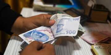 the depreciation of the Turkish currency against the US dollar. Currency trading in exchange shops northwest of Syria.