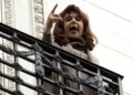 Buenos Aires. Cristina Fernández de Kirchner saluda a los manifestantes en la puerta de su casa este lunes 16 de junio. Foto: Matías Martin Campaya