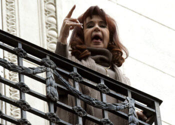 Buenos Aires. Cristina Fernández de Kirchner saluda a los manifestantes en la puerta de su casa este lunes 16 de junio. Foto: Matías Martin Campaya