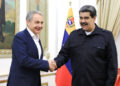 AME2036. CARACAS (VENEZUELA), 03/10/2022.- Fotografía cedida por Prensa de Miraflores donde se observa al presidente de Venezuela, Nicolás Maduro (d), durante una reunión con el expresidente de España José Luis Rodríguez Zapatero, hoy, en Caracas (Venezuela). El presidente de Venezuela, Nicolás Maduro, recibió este lunes al expresidente del Gobierno de España José Luis Rodríguez Zapatero en el Palacio de Miraflores, informó el canal estatal Venezolana de Televisión (VTV), sin ofrecer detalles sobre el motivo ni el contenido del encuentro. EFE/ Prensa De Miraflores / SOLO USO EDITORIAL/ SOLO DISPONIBLE PARA ILUSTRAR LA NOTICIA QUE ACOMPAÑA (CRÉDITO OBLIGATORIO)