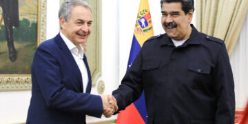 AME2036. CARACAS (VENEZUELA), 03/10/2022.- Fotografía cedida por Prensa de Miraflores donde se observa al presidente de Venezuela, Nicolás Maduro (d), durante una reunión con el expresidente de España José Luis Rodríguez Zapatero, hoy, en Caracas (Venezuela). El presidente de Venezuela, Nicolás Maduro, recibió este lunes al expresidente del Gobierno de España José Luis Rodríguez Zapatero en el Palacio de Miraflores, informó el canal estatal Venezolana de Televisión (VTV), sin ofrecer detalles sobre el motivo ni el contenido del encuentro. EFE/ Prensa De Miraflores / SOLO USO EDITORIAL/ SOLO DISPONIBLE PARA ILUSTRAR LA NOTICIA QUE ACOMPAÑA (CRÉDITO OBLIGATORIO)