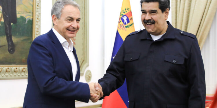 AME2036. CARACAS (VENEZUELA), 03/10/2022.- Fotografía cedida por Prensa de Miraflores donde se observa al presidente de Venezuela, Nicolás Maduro (d), durante una reunión con el expresidente de España José Luis Rodríguez Zapatero, hoy, en Caracas (Venezuela). El presidente de Venezuela, Nicolás Maduro, recibió este lunes al expresidente del Gobierno de España José Luis Rodríguez Zapatero en el Palacio de Miraflores, informó el canal estatal Venezolana de Televisión (VTV), sin ofrecer detalles sobre el motivo ni el contenido del encuentro. EFE/ Prensa De Miraflores / SOLO USO EDITORIAL/ SOLO DISPONIBLE PARA ILUSTRAR LA NOTICIA QUE ACOMPAÑA (CRÉDITO OBLIGATORIO)