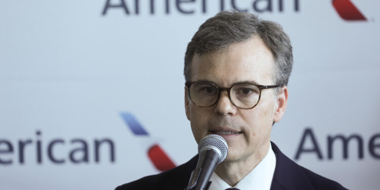 AME8017. MAIQUETIA (VENEZUELA), 30/04/2026.- El encargado de negocios de Estados Unidos en Venezuela de American Airlines, John M. Barrett, habla en una rueda de prensa este jueves, durante los preparativos para recibir el vuelo con el que la compañía retoma su operación en la ruta Miami-Caracas en el Aeropuerto Internacional de Maiquetía (Venezuela). EFE/ Miguel Gutiérrez