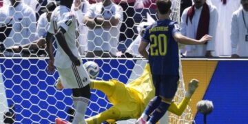 El portero Mahmud Abunada de Catar (C) concede el gol del 2-0 durante el partido de la fase de grupos de la Copa Mundial de la FIFA 2026. EFE/EPA/STEPHAN BRASHEAR