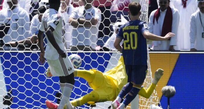 El portero Mahmud Abunada de Catar (C) concede el gol del 2-0 durante el partido de la fase de grupos de la Copa Mundial de la FIFA 2026. EFE/EPA/STEPHAN BRASHEAR