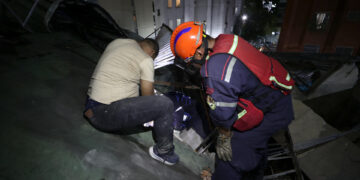 AME4065. CARACAS (VENEZUELA), 24/06/2026.- Integrantes de Cuerpos de Emergencia realizan labores de rescate este miércoles, en Caracas (Venezuela). Dos fuertes terremotos sacudieron el Caribe venezolano con apenas 39 segundos de diferencia, en una secuencia sísmica cuyo evento principal fue un sismo de magnitud 7,5, informó el sistema oficial de alerta de tsunamis de Estados Unidos. EFE/ Ronald Peña R