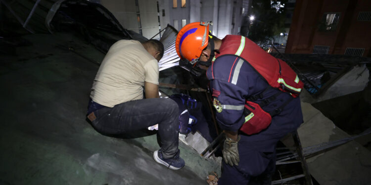 AME4065. CARACAS (VENEZUELA), 24/06/2026.- Integrantes de Cuerpos de Emergencia realizan labores de rescate este miércoles, en Caracas (Venezuela). Dos fuertes terremotos sacudieron el Caribe venezolano con apenas 39 segundos de diferencia, en una secuencia sísmica cuyo evento principal fue un sismo de magnitud 7,5, informó el sistema oficial de alerta de tsunamis de Estados Unidos. EFE/ Ronald Peña R