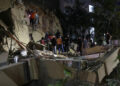 AME4181. CARACAS (VENEZUELA), 24/06/2026.- Integrantes de cuerpos de emergencia buscan víctimas este miércoles, luego de dos fuertes terremotos que sacudieron el Caribe venezolano en Caracas (Venezuela). El evento principal fue un sismo de magnitud 7,5, informó el sistema oficial de alerta de tsunamis de Estados Unidos. EFE/ Ronald Peña R