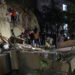 AME4181. CARACAS (VENEZUELA), 24/06/2026.- Integrantes de cuerpos de emergencia buscan víctimas este miércoles, luego de dos fuertes terremotos que sacudieron el Caribe venezolano en Caracas (Venezuela). El evento principal fue un sismo de magnitud 7,5, informó el sistema oficial de alerta de tsunamis de Estados Unidos. EFE/ Ronald Peña R